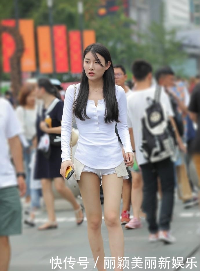 「风采」街拍:简约减龄又靓丽,短裤穿搭让你的气质更具青春风采