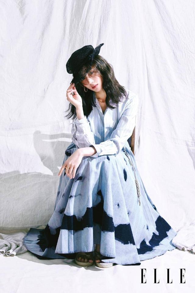 「气质」张钧甯港版刊物封面大片,淡淡妆感搭配卷发,明媚清新的优雅气质