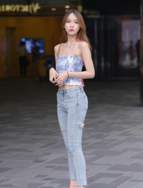  #位小姐姐#“双挖洞”的紧身牛仔裤，最细的青花瓷女神，网友：真迷人！