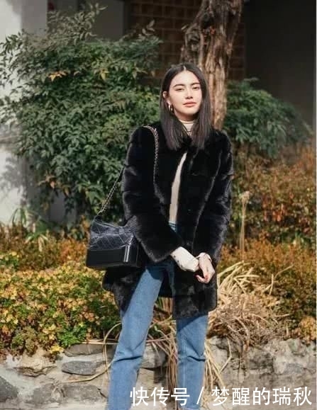  [运动鞋的搭配]“短靴”不受宠了，春天“长大衣＋运动鞋”最流行，时髦还显高
