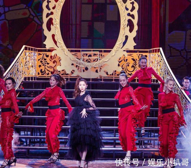 毛晓彤简直了，一袭黑裙秀舞姿如“仙女”，网友：陈晓后悔也没用