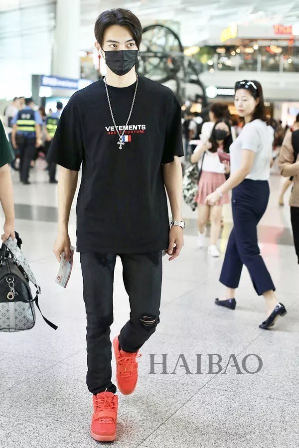 秘籍| 明星都在炫腹秀美腿，但怎么露才更高级?【海报街拍】