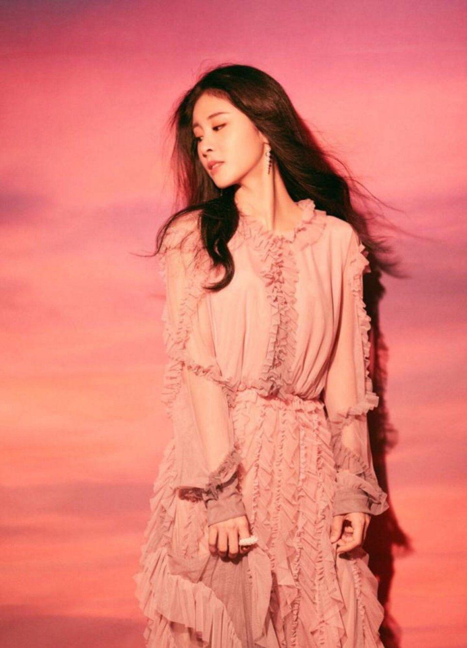 张碧晨穿粉色系连衣裙，甜到让人无法转移视线