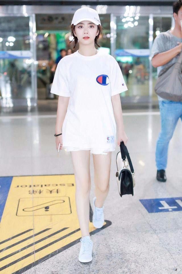 短裤搭长T恤，要露一截才叫会穿！谭松韵的腿起码长了几公分！