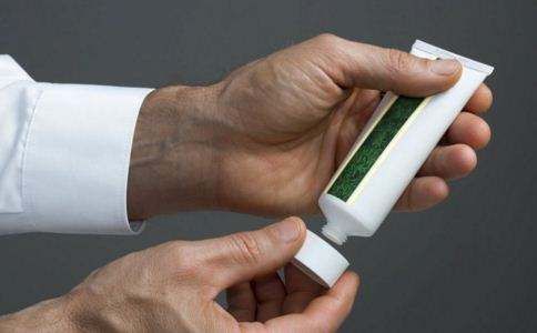 诊所57岁女大夫:诊所常“断货”药膏，睡前抹一抹，去皱还美白