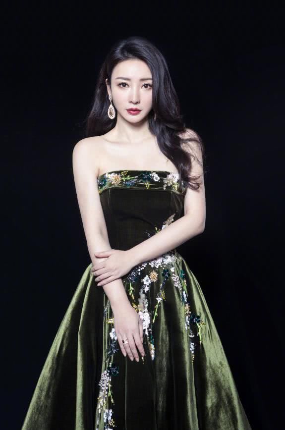 柳岩太节俭了，裙子上满是白色补丁，身家过亿也不舍得扔条裙子？