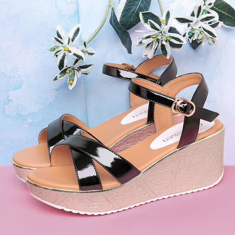 平底鞋嫌矮，高跟鞋嫌累脚，不妨试下今年的坡跟鞋，显高不累脚