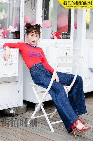 孙艺宁《我们的街拍时刻》双丸子头诠释酷感街头女孩