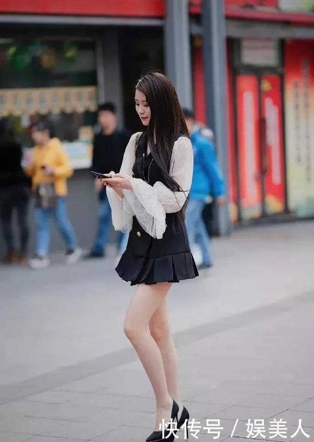  柔美|美女搭配一双透明元素高跟鞋，略带清新的搭配，显得气质非常柔美
