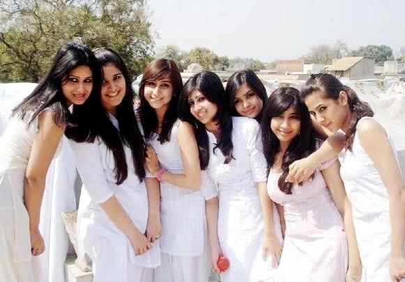 这邻国女性很保守，出门要全身包裹，但来到中国后却穿成这个样子