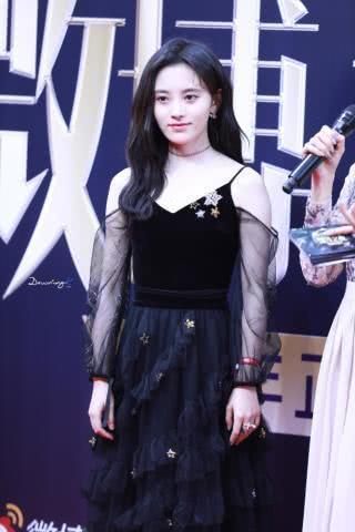 鞠婧祎可是真是敢穿！卫衣下面直接是白色腿袜，网友：会便宜谁呢