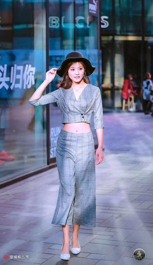  [搭配造型]时尚街拍：为何人们要好好地穿衣搭配？穿衣搭配到底是以便哪些？