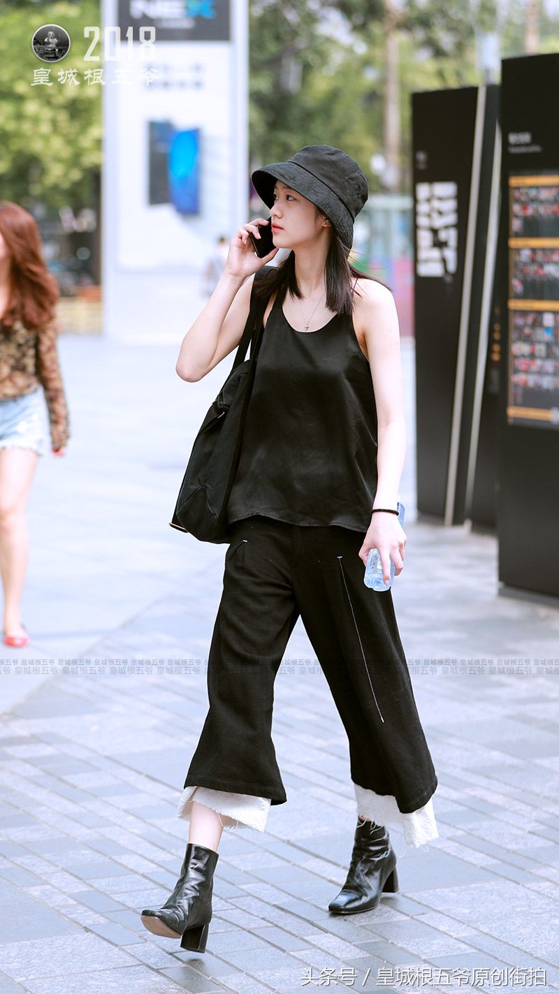 街拍:只有穿上合适自己的服装，才能成为最自信的女人