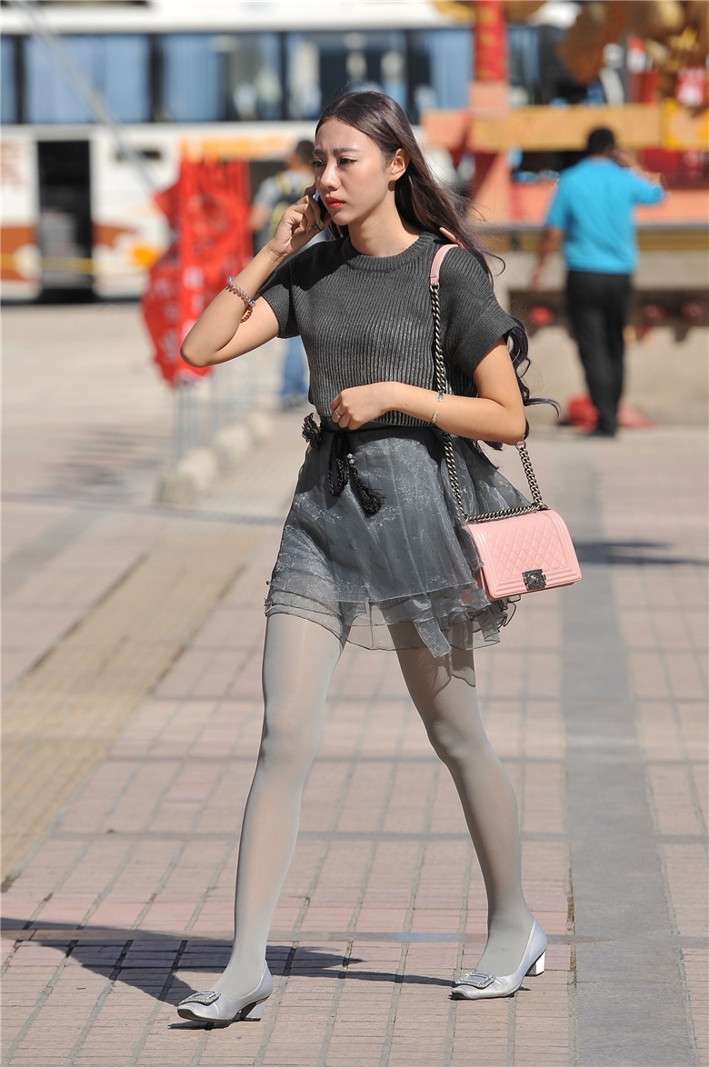 街拍：难得一见的灰丝细腿美女，女神雅典娜附体了