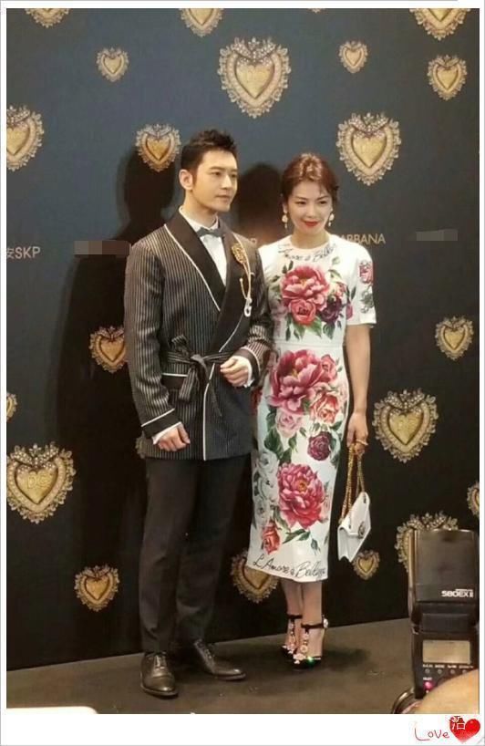 刘涛这身材简直了!如此难驾驭的裙子都能穿的这么美?王珂赚到了