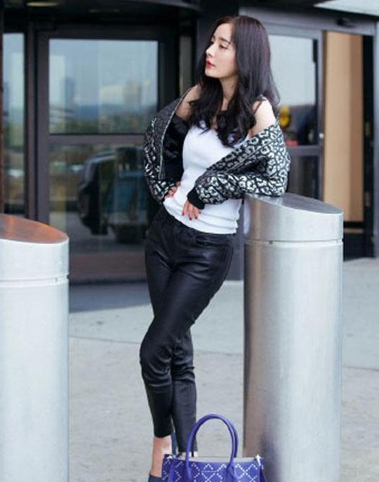 杨幂少见小蛮腰香肩秀, 网友不买账: 不好好穿衣服连头都抬不直