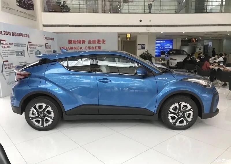  丰田@TNGA平台下的首款纯电SUV，丰田C-HR EV实车进店，下月就能买