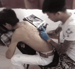 #英雄救美#搞笑gif:其实英雄救美都是假的,没有钱谁会理你