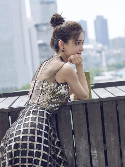 ⊙ 清爽又好看！倪妮娜扎刘亦菲夏天都在梳这个发型！