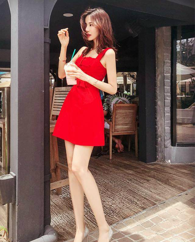 紧身裙美女，清新的装扮，展现柔美娇俏的身材，尽显小女人的风情