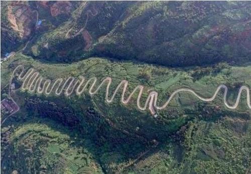天下公路第一弯，云南宜良六十八道拐，世界上最弯的公路，老司机