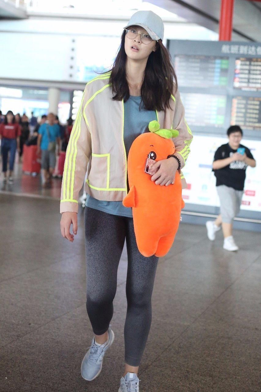 最美女排队长惠若琪机场秀，戴黑色口罩宛如大明星，大长腿吸睛