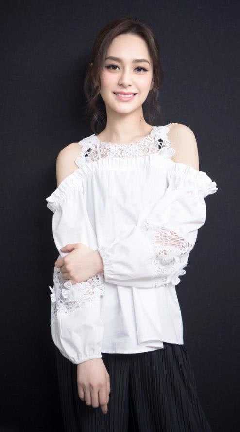 钟欣潼简直了! 皮裤配绿色长裙, 网友: 颜值高就能随便穿?