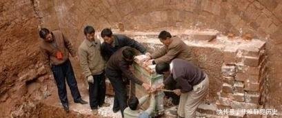 村民上山取土发现项羽军师墓，考古队挖开地宫，专家赶紧退出去