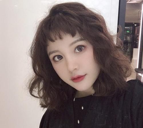  『海藻』“羊毛卷”已经过时了，今年流行“海藻卷”，减龄时髦还显脸小