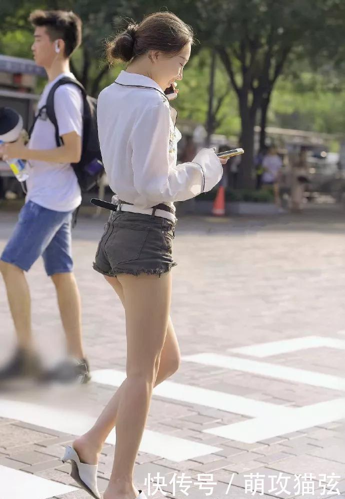  『设计』小姐姐一件白色的修身连衣裙，无袖的设计更加的清爽