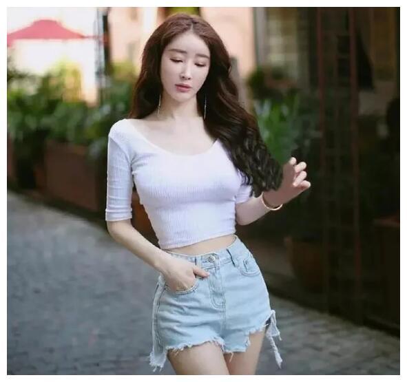 紧身牛仔短裤小姐姐，秀出完美曲线，无论走到哪都是焦点！