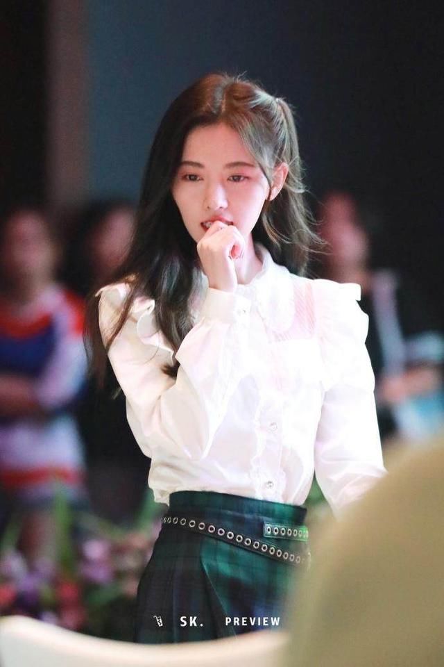 鞠婧祎心真大，穿短裤在台上舞出满屏尴尬