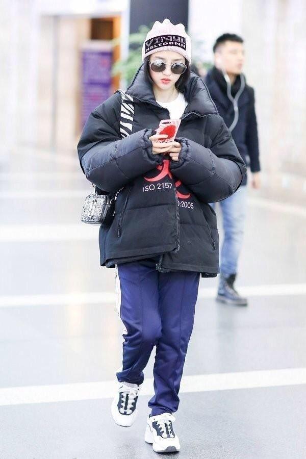 31岁江疏影撞衫28岁唐艺昕，小姐姐和老大妈的差距一目了然！