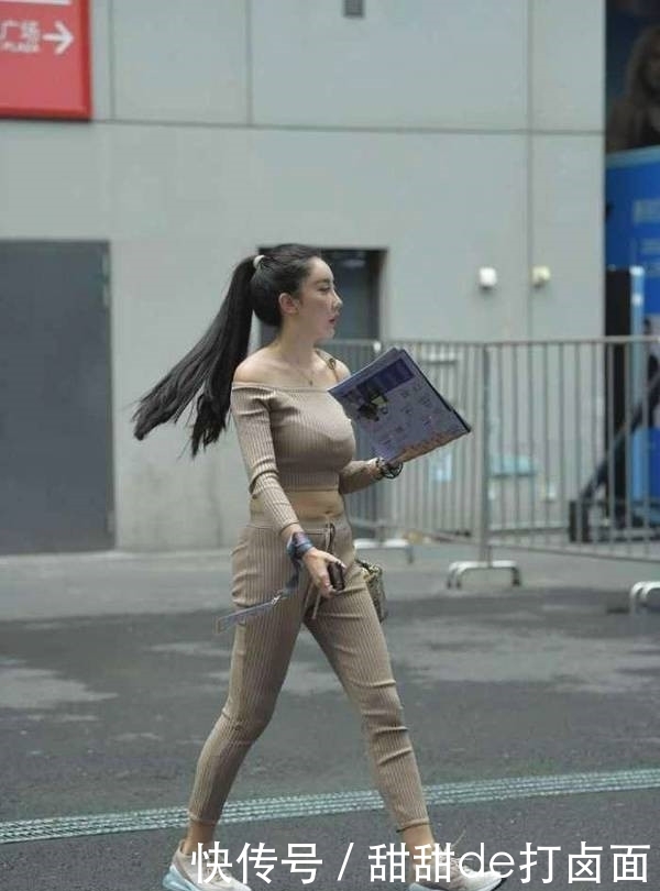 『度过』美女街拍小姐姐穿针织套装出街, 度过一个“温情”的秋天