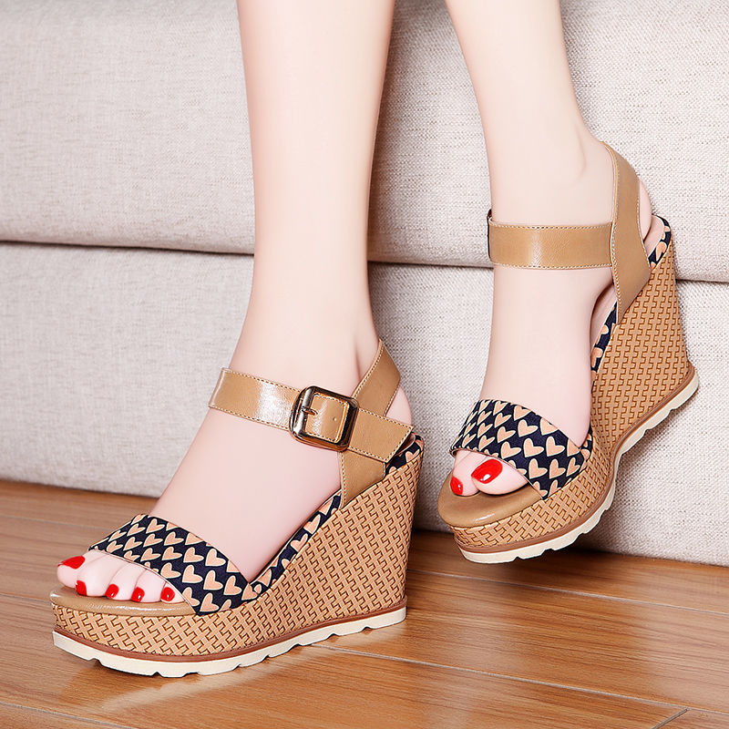 42岁老婆爱穿风韵犹存的高跟鞋，太美，比22岁的女销售都不差