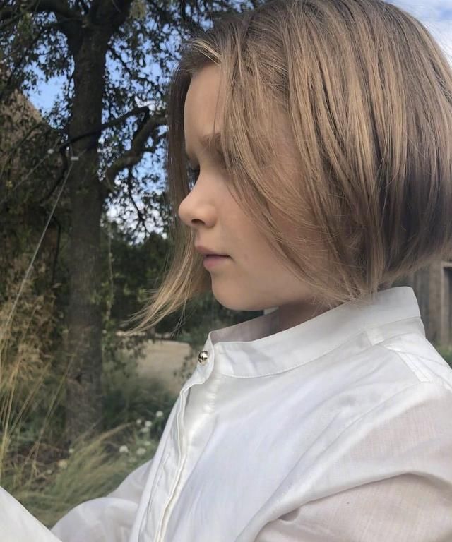 贝克汉姆为小七造型，短发“撞脸”维多利亚，侧脸像妈妈