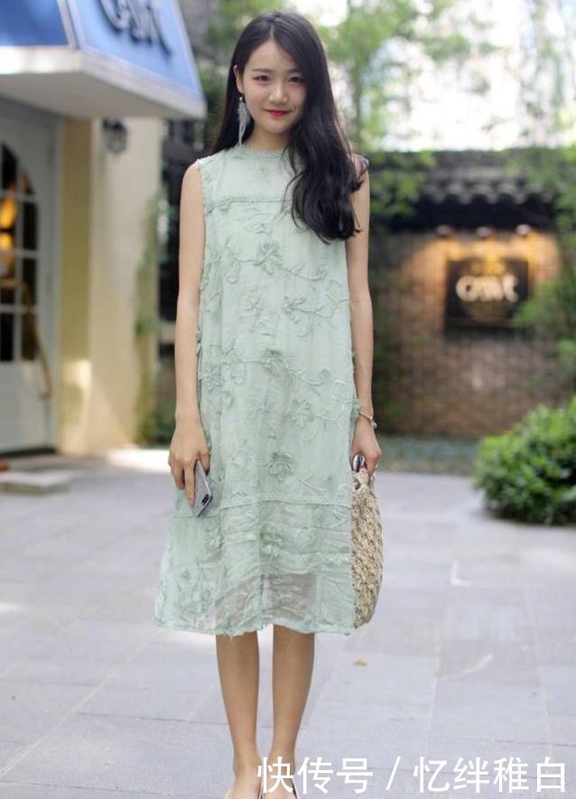 「 女人」丰腴有致，独特风韵，女人味十足，街拍：明眸皓齿可爱至极