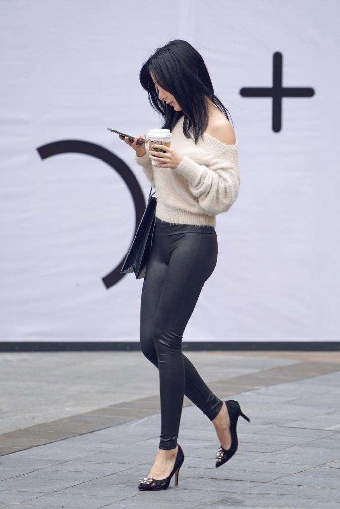 街拍:透视紧身裤的辣妈,薄款设计凸显身材