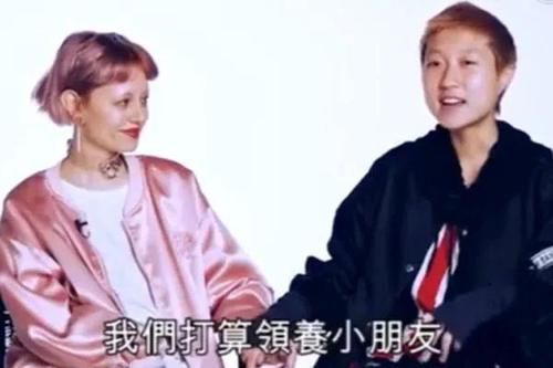 妻子■成龙20岁女儿传婚变,清空秀恩爱照片,同性妻子发文称旧照恶心