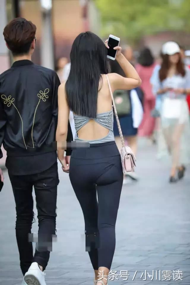露背丰腴美女携男友逛街风光无限,饱满臀线尽显浑圆曲线旁煞他人