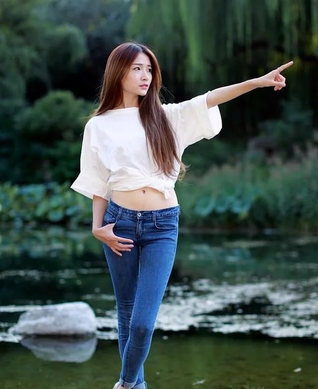 牛仔裤深蓝色更适合秋天和冬天，简单搭配不会让你失望！