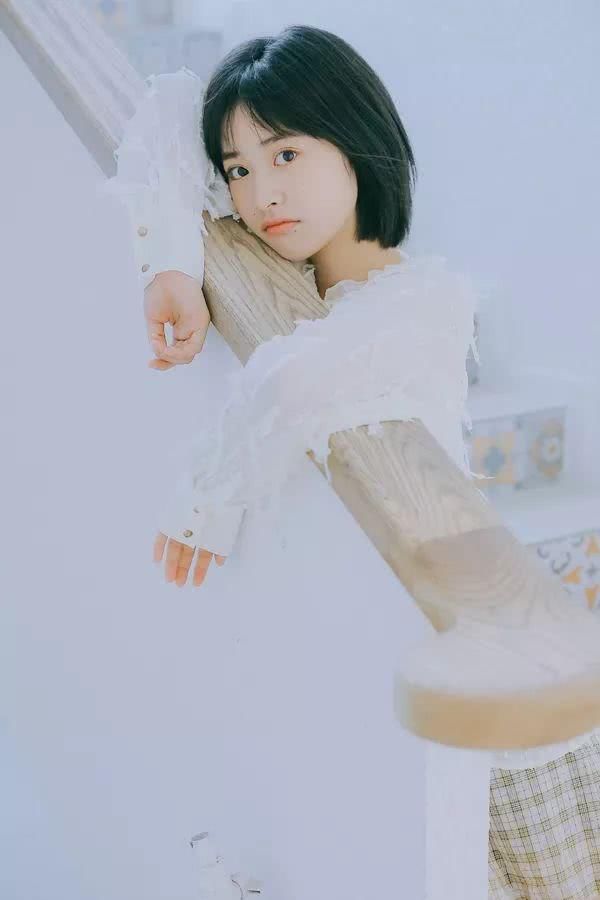 沈月清纯发型吸晴，腿很清瘦，网友：看原图后发现很粗！