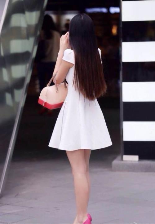 #身穿#街拍:长发美女身穿优雅裙装,清新典雅显贵气