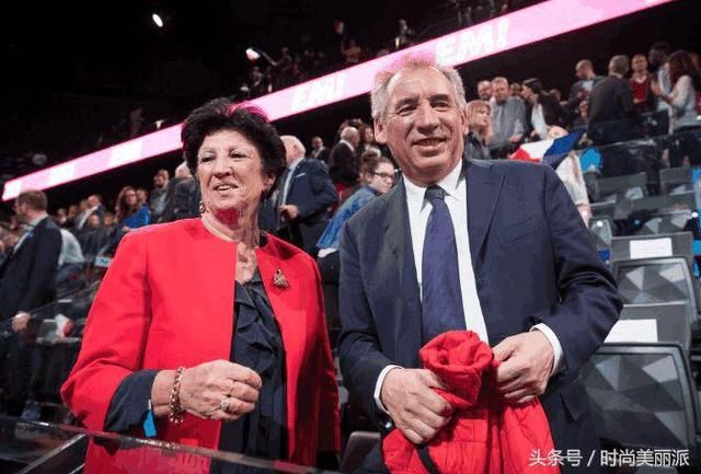 65岁法国第一夫人红衣好惊艳，撞衫68岁马克龙妈妈，气质不相上下