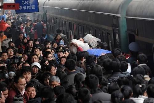  #国铁#年关春运在即，国铁负债近5.3万亿，为何火车票20年没涨价