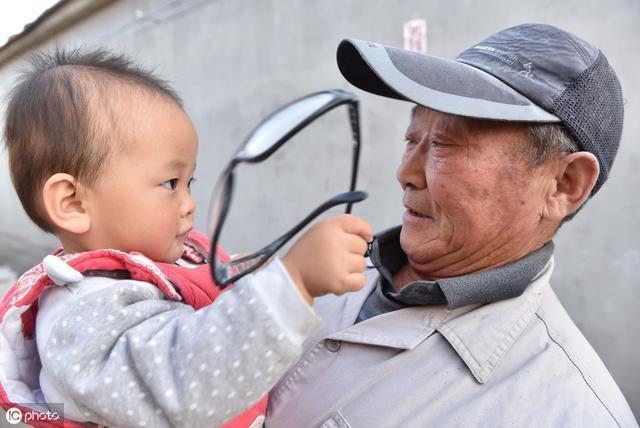  「石磨」67岁老人坚守43年，3天做1个老物件，300元1个卖断货订