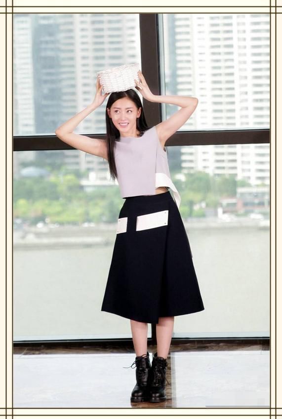 张天爱豁出去了！三伏天穿连体裤+长筒靴，网友：不怕捂出痱子吗