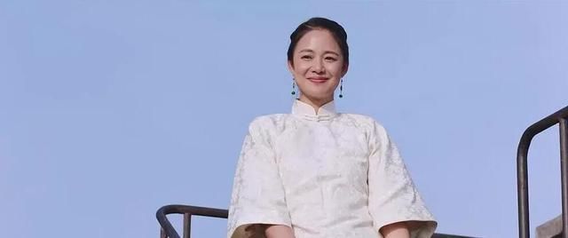 许晴和周韵旗袍装，风格差异明显，网友：姜文真会挑！