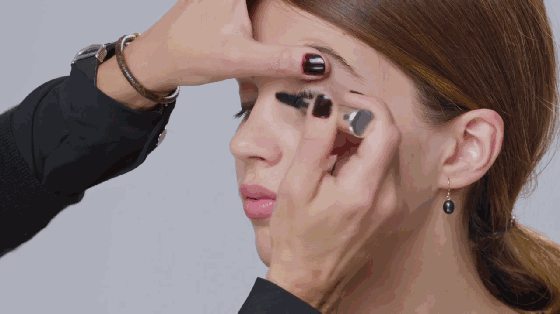 谁说戴眼镜一定丑?杨幂、倪妮的时髦眼镜妆3分钟就学会!