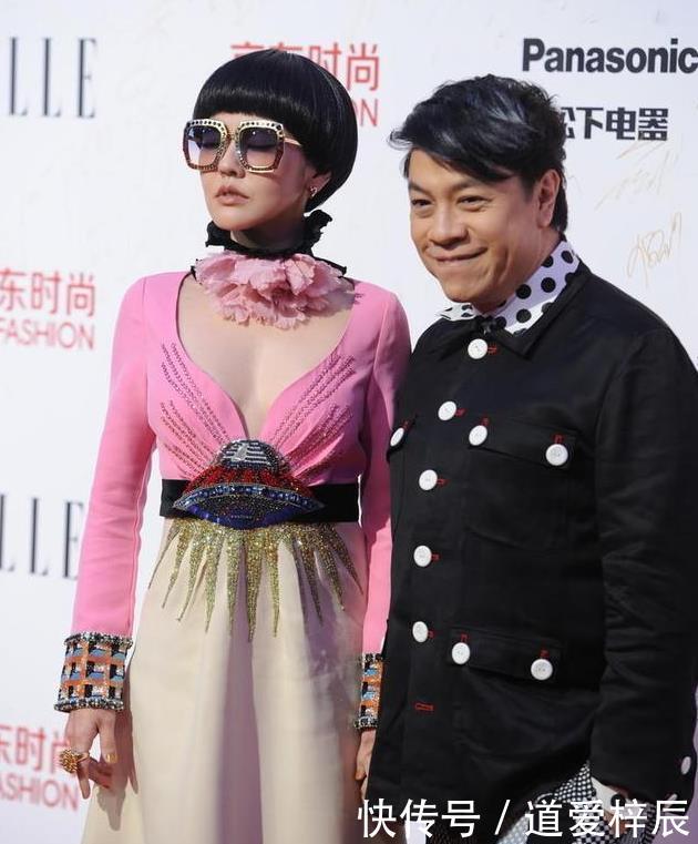 「粉色」实在看不懂小S的时尚,穿粉色连衣裙领口开很大,蘑菇头太迷了